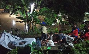 Rumah Kena Banjir Luapan Bengawan Solo, 50 Keluarga Asal Sewu Terpaksa Tidur Di Tanggul