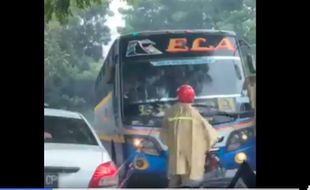 Bukan Cuma di Sragen, Ini Aksi Warga Hentikan Bus Ngeblong Ugal-Ugalan