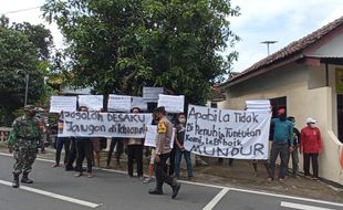 Geger 18 Titik Jalan Batal Diperbaiki, Puluhan Warga Sragen Demo Kades