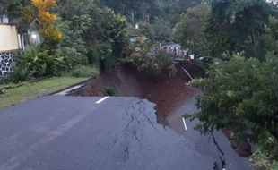 Gara-Gara Hujan, Jalan Utama Di Wonosobo ini Ambles Parah