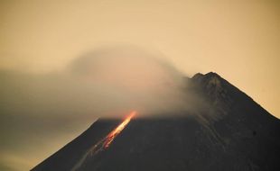 Merapi Luncurkan Awan Panas Sejauh 1 Kilometer ke Kali Krasak