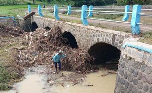 Seorang Diri, Sunardi Singkirkan Sampah yang Menyumbat Jembatan Kedungwaduk Sragen