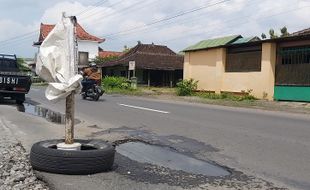 Banyak Lubang di Ruas Jalan Mojolaban-Sukoharjo, Awas Kejeglong