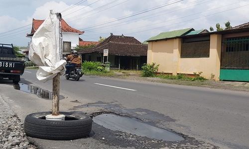 Banyak Lubang di Ruas Jalan Mojolaban-Sukoharjo, Awas Kejeglong