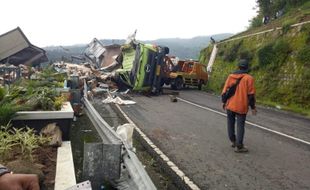 Ajak Warga Jarah Muatan Truk Tronton Terguling di Tawangmangu, 2 Wanita Ini Minta Maaf