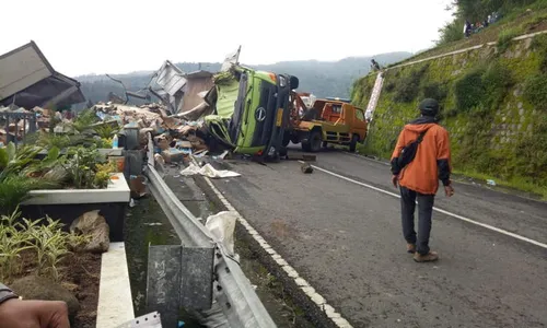 Andalkan Google Maps, Truk Muatan Minuman Isotonik Terjungkal di Jalan Tembus