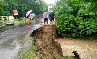 Talut Jembatan di Jalan Lintas Kabupaten di Sragen Ambrol 7 Meter