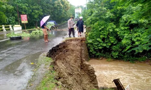 Talut Jembatan di Jalan Lintas Kabupaten di Sragen Ambrol 7 Meter