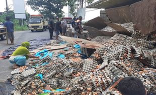 Josss! Warga Bantu Amankan Truk Muatan 4 Ton Telur Ayam yang Terguling di Solo Baru