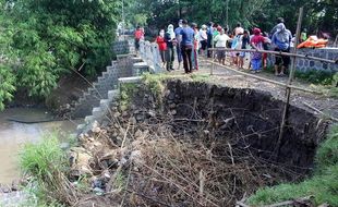 Talut Dam Buk Bubrah di Ngrampal Sragen Ambrol, Jalan Terancam Putus