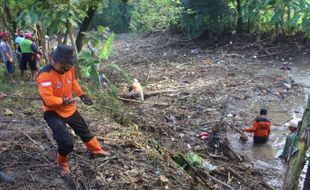 Waduh! Sampah Menumpuk Di Dam Duk Bubrah Sragen Hingga 10 Ton