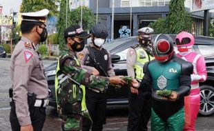 Pasutri Sukoharjo Bagikan Sego Berkat Ke Petugas Pospam Pakai Kostum Superhero, Ini Tujuannya