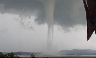 Detik-Detik Puting Beliung alias Tornado Air Berputar di Tengah WGM Wonogiri