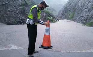 Lagi! Tanah Longsor Terjadi di JLK Wonogiri, Warga Mesti Hati-Hati