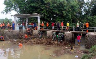 Puluhan Orang Berjibaku Angkat Sampah di Dam Jetis Klenteng Sragen