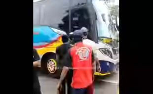 Massa Hentikan Paksa Bus Sumber Selamat yang Ngeblong di Jalan Solo-Sragen