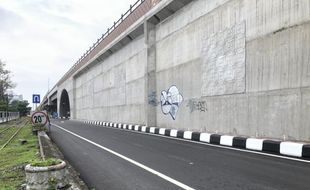 Badalah... Belum Diresmikan, Flyover Purwosari Solo Sudah Dikotori Coretan Vandalisme