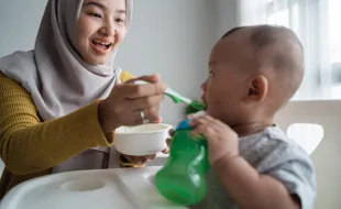 Pola Makan Sehat Bayi: Tidak Hanya Jenis Makanan, Frekuensi Juga Jadi Perhatian