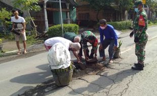 Parah, Jalan Menuju Wisata Janti dan Ponggok Klaten Berlubang-Lubang