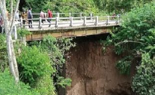 Hati-Hati! Jembatan Penghubung Desa Sumur & Lanjaran di Tamansari Boyolali Longsor