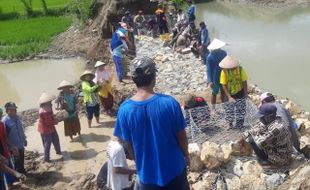 Kompak, Warga dan Sukarelawan Perbaiki Tanggul Sungai Gamping Klaten