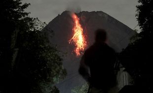 Dini Hari Tadi Gunung Merapi Muntahkan Lava Pijar Sejauh 1 Kilometer