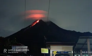 Wow, Ada Penampakan Awan Lentikular Merah Saat Merapi Keluarkan Lava Pijar