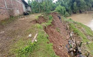 Sungai Mungkung Sragen Banjir, Masjid Di Sidoharjo Nyaris Terbawa Tebing Longsor