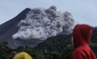 Merapi Luncurkan 12 Kali Guguran Lava Pijar, Terjauh 1,2 Km ke Barat Daya