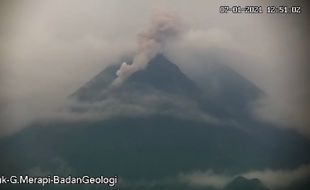 Merapi Kembali Luncurkan Awan Panas ke Hulu Kali Krasak