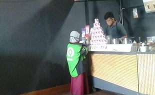 Potretnya Viral, Ini Kisah Pilu Bocah Perempuan Pakai Jaket Ojol