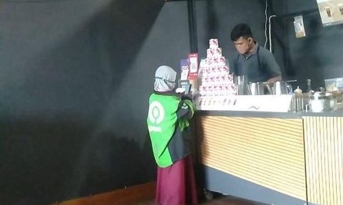 Potretnya Viral, Ini Kisah Pilu Bocah Perempuan Pakai Jaket Ojol