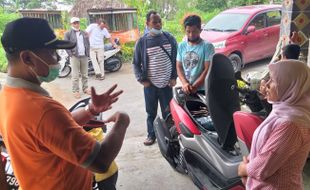 Siaga! Warga Lereng Merapi di Klaten Isi Bagasi Motor dengan Tas Siaga Bencana