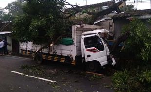 Truk Tabrak Warung Makan di Sukoharjo Akibatkan 1 Orang Terluka