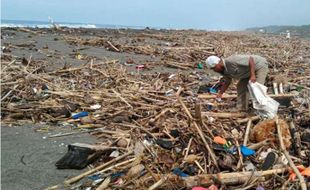 Duh...Pantai di DIY Ini Bak Tempat Pembuangan Sampah