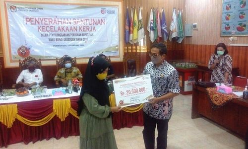 Terima Santunan dari KPU Grobogan, Ibu Anggota KPPS Menangis