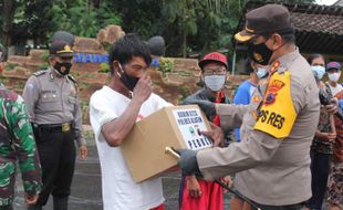 Alhamdulillaah, Polisi dan Tentara Bagi-Bagi Paket Sembako Kepada Korban Banjir di Klaten