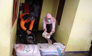 Kunjungi Korban Banjir Pesu, Bupati Klaten Sri Mulyani Bantu Bersih-Bersih Rumah