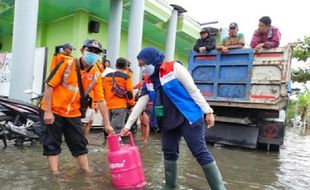 Pertamina Ulurkan 350 Tabung Bright Gas bagi Korban Banjir di Jateng