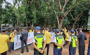 Mahasiswa Unnes Demo Pemberiah Gelar Doktor HC Nurdin Halid