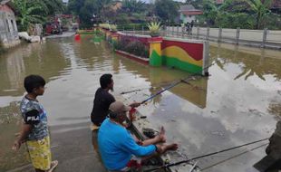 Spilway Waduk Gajah Mungkur Dibuka, Air Meluap ke Permukiman Wonogiri