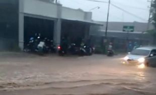 Jalan Solo-Purwodadi Tergenang Air Hingga 50 Cm, Banyak Motor Mogok