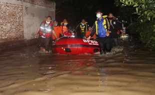 Kisah Sukarelawan SAR Sragen Menerjang Air Banjir Kedalaman 1,2 Meter Saat Evakuasi Ibu Hamil