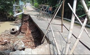 Banjir Nyaris Bikin Putus Jembatan Plosokerep di Sragen