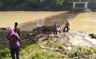 Pencemaran Bengawan Solo, DLH Jateng Ambil Sampel di 3 Lokasi