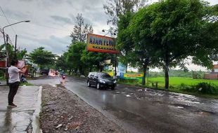 Rusak Parah, Jalan Raya Solo-Purwodadi Disebut Wisata Jeglongan Sewu