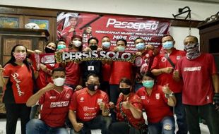 Suporter Serukan Vijaya Fitriyasa dan Manajemen Baru Persis Solo Duduk Bersama