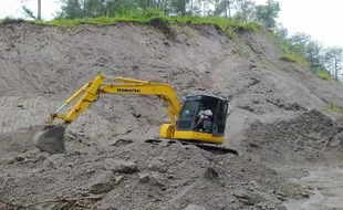 Kalau Hujan Terus, Mungkin Ada Longsor Susulan di JLK Wonogiri