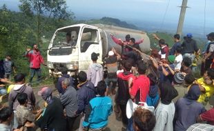 Truk Tangki Air Terguling di Kebun Kol Jenawi Diawali Kabin Terbuka, Begini Kronologinya