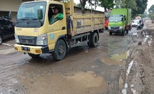 Truk Berlebih Muatan Dibiarkan, Jalanan Cepat Rusak